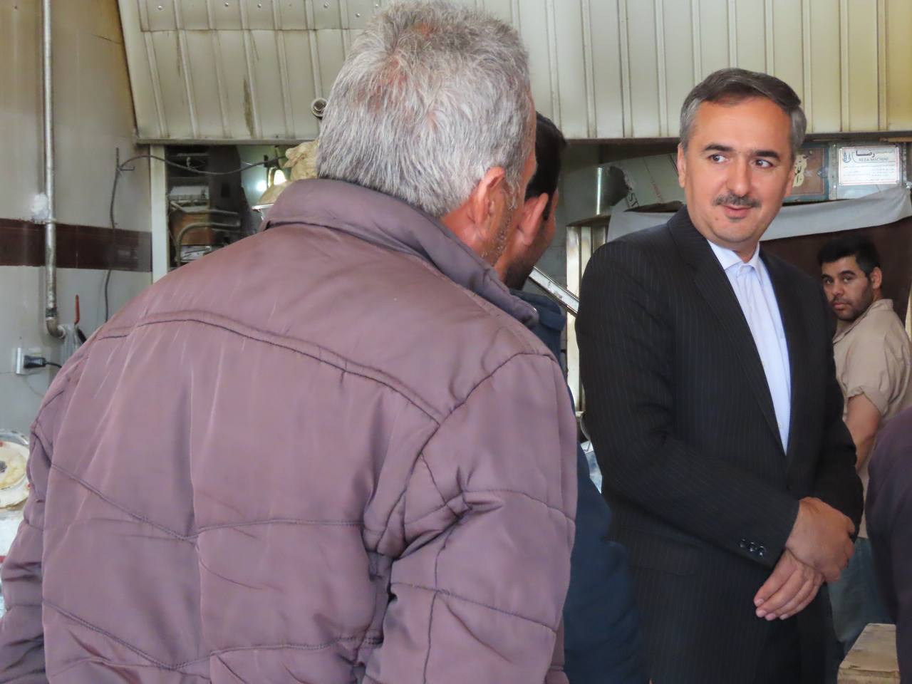 بازدید سرزده فرماندار از نانوایی شهرستان چایپاره