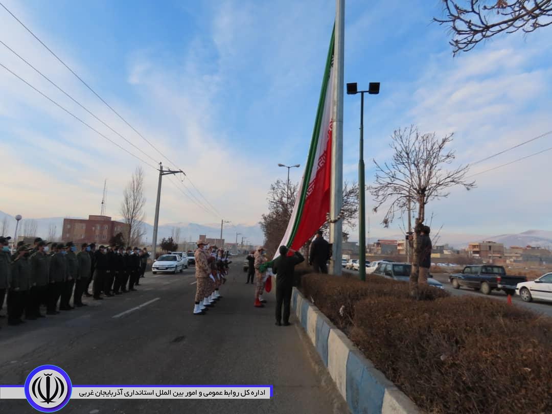 مراسم صبحگاه مشترک نیروهای نظامی ، انتظامی و بسیج در شهرستان چایپاره برگزار شد.