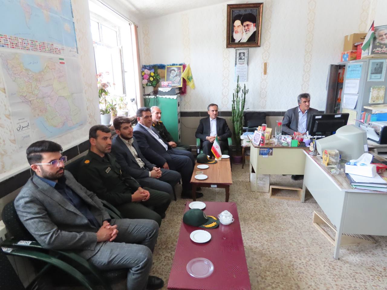 تبریک روز معلم به کادر آموزشی و پرورشی دبستان پسرانه شهید غلامرضا علیزاده روستای قره کندی