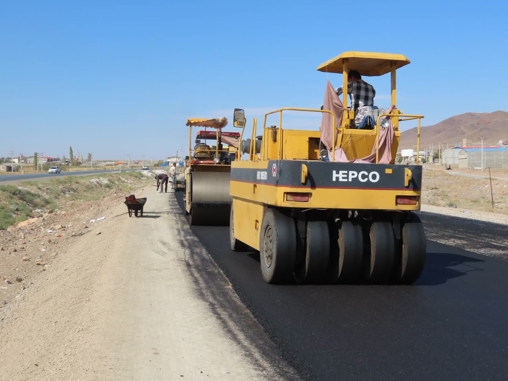 بازدید فرماندار چایپاره از عملیات آسفالت ریزی بزرگراه ایواوغلی - گیت ورودی منطقه آزاد ماکو در محدوده شهرستان