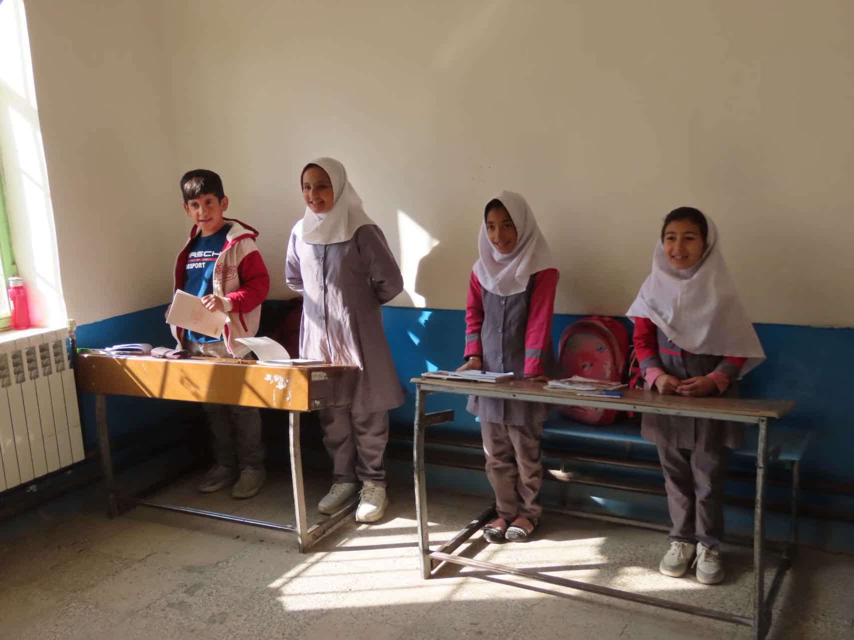 بازدید فرماندار شهرستان چایپاره از دبستان پیروزی روستای چیرکندی