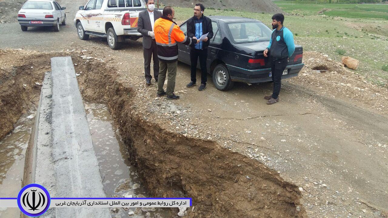 بازدید میدانی بخشدار بخش مرکزی به همراه رئیس اداره راهداری و حمل و نقل جاده ای و دهیار روستا از نقاط آسیب دیده روستای شوریک در پی جاری شدن سیلاب در این روستا