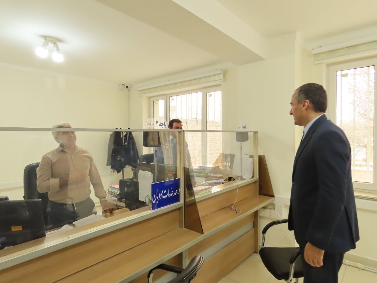 بازدید سرزده فرماندار شهرستان چایپاره از دستگاههای اجرایی برای بررسی خدماترسانی به مردم
