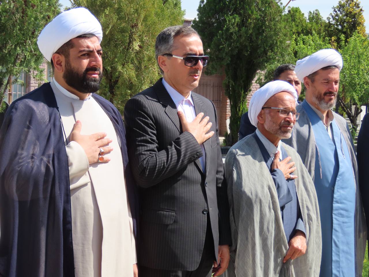 غبار روبی و عطرافشانی گلزار شهدای شهرستان چایپاره
