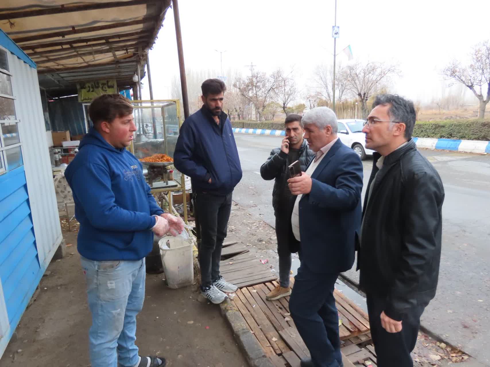 بازدید رضا اقلیمیان فرماندار چایپاره از کیوسک‌ها و دکه‌های واقع در ورودی شهر قره ضیاءالدین