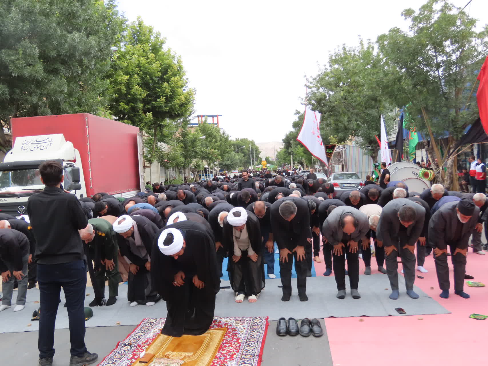 اقامه نماز ظهر عاشورا