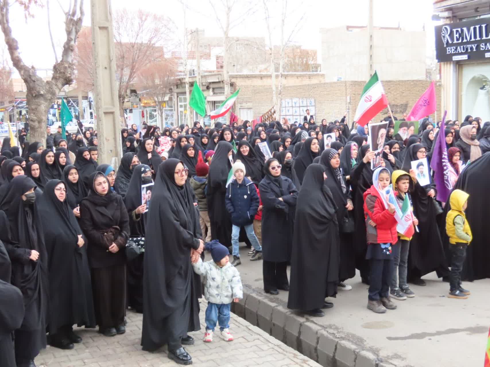 طنین انداز شدن شعار "لبیک یا خامنه‌ای" در چایپاره