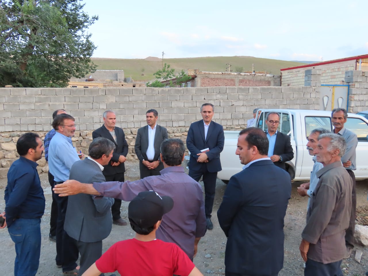 بازدید فرماندار و جمعی از مسئولان شهرستان از روستای علی آباد بخش مرکزی
