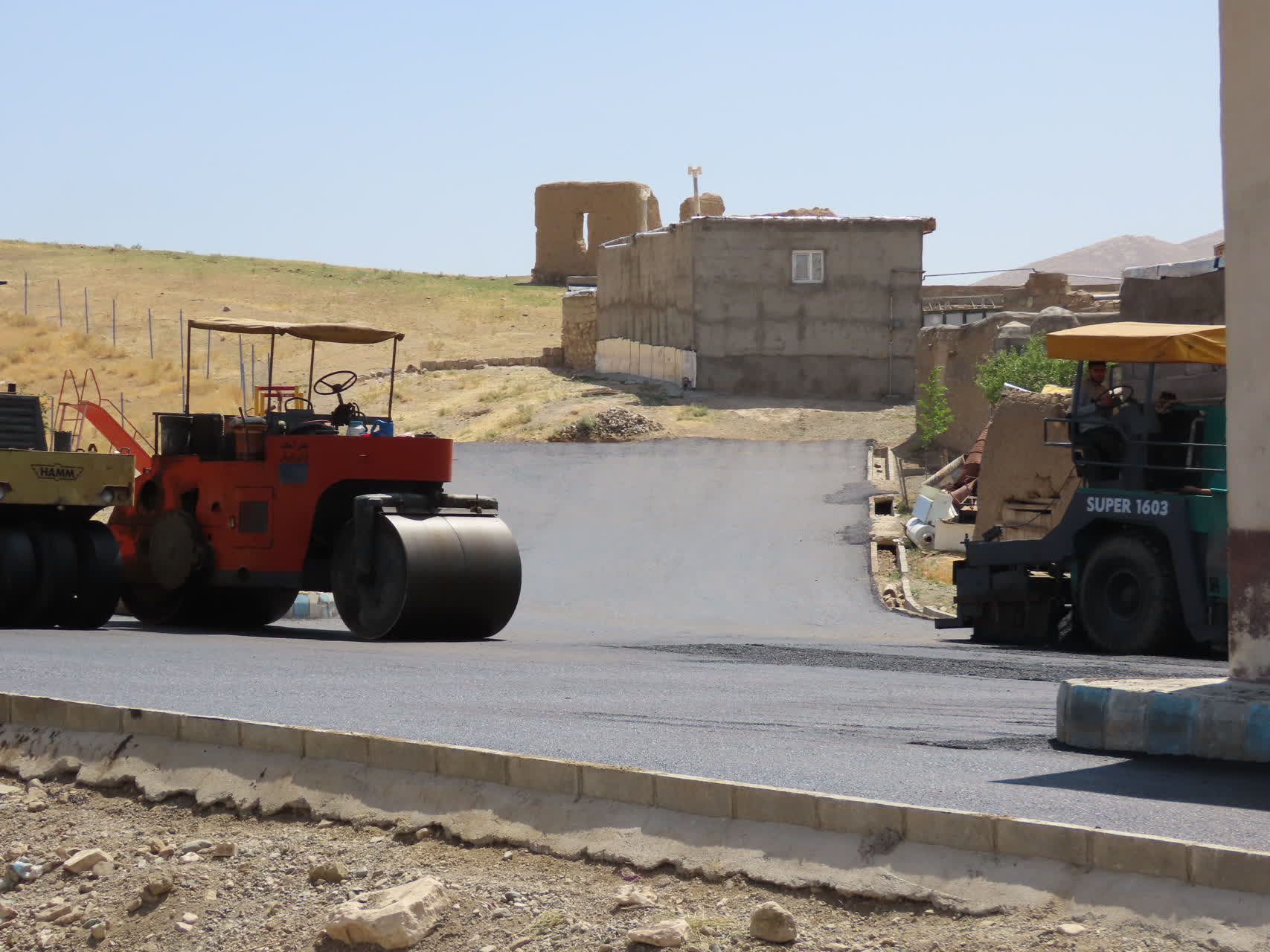 طرح عمرانی بهسازی و آسفالت معابر روستای قره کهریز آماده افتتاح شد