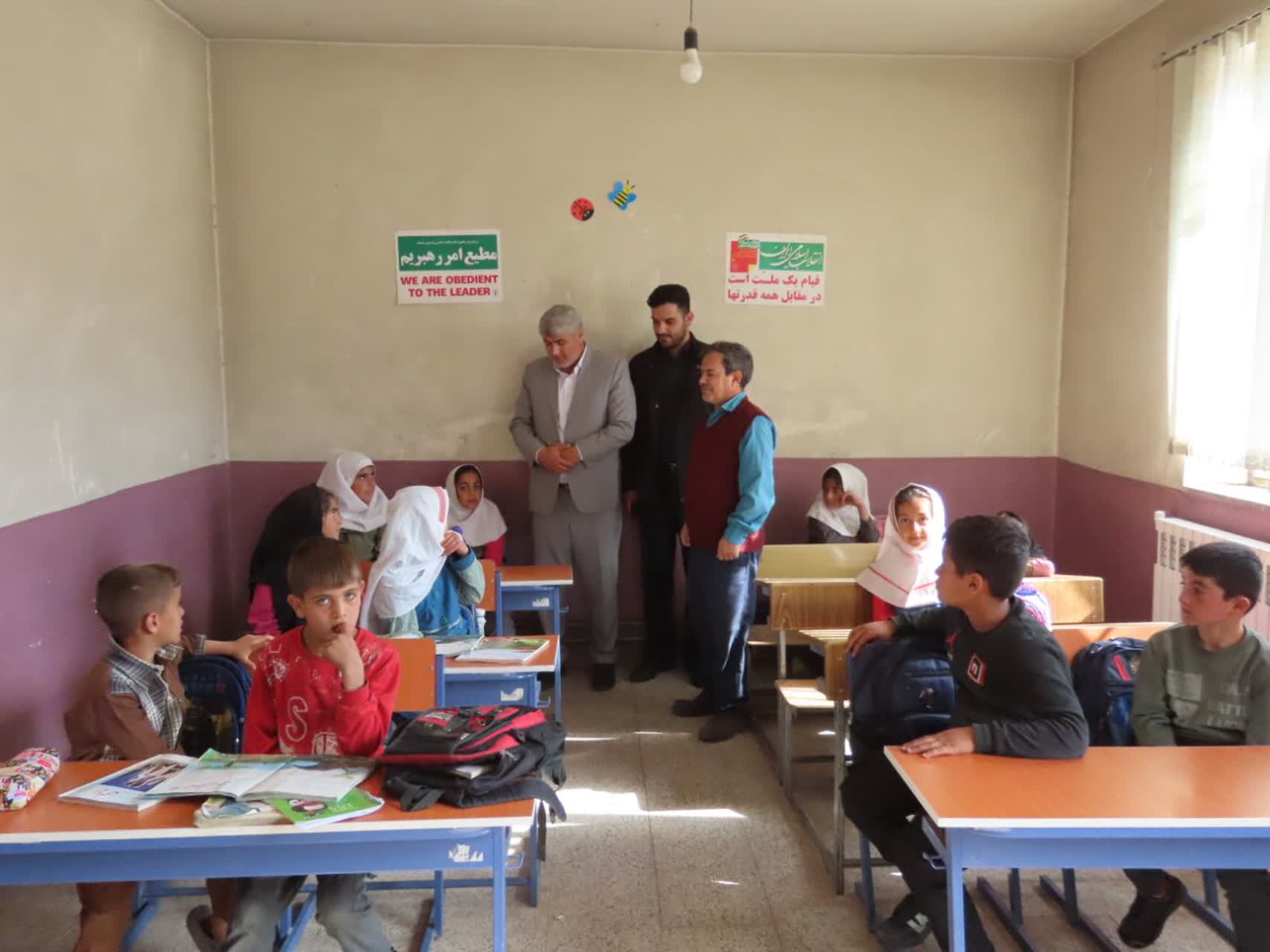 بازدید فرماندار شهرستان چایپاره از دبستان 12 بهمن روستای بالا کهریز