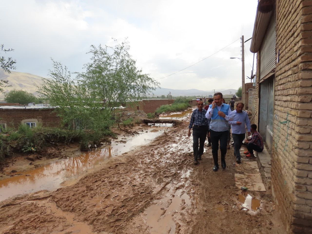بازدید میدانی فرماندار از روستای سیل زده بابل آباد
