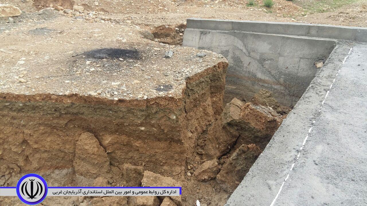بازدید میدانی بخشدار بخش مرکزی به همراه رئیس اداره راهداری و حمل و نقل جاده ای و دهیار روستا از نقاط آسیب دیده روستای شوریک در پی جاری شدن سیلاب در این روستا