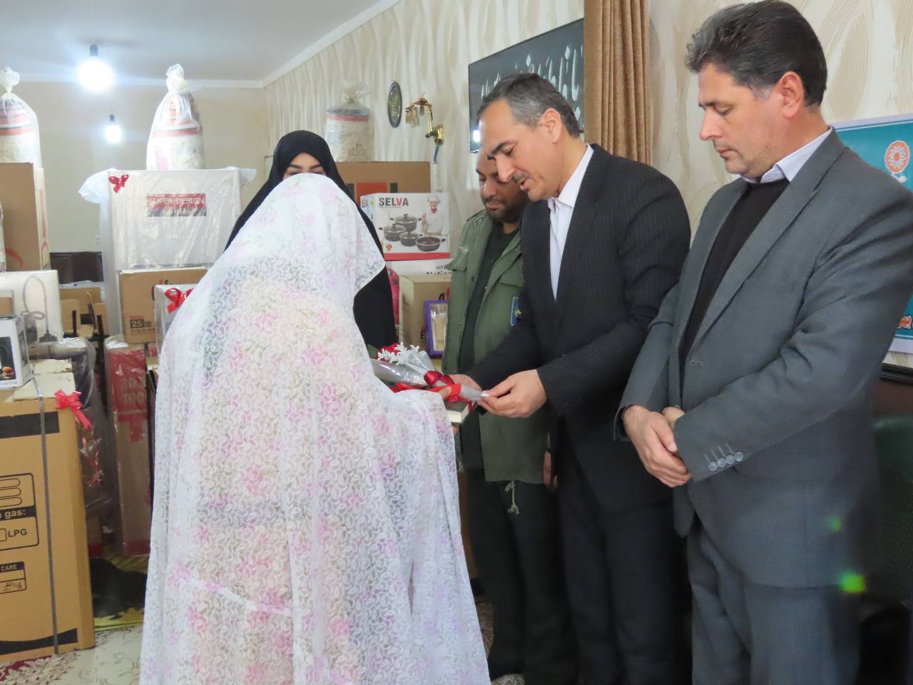 اهداء جهیزیه به نوعروسان بهزیستی شهرستان چایپاره