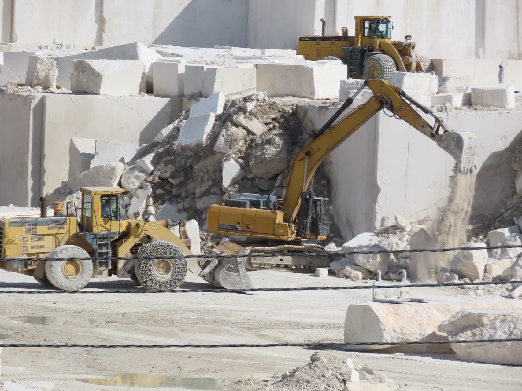 بازدید فرماندار چایپاره از معدن مرمریت بسطام