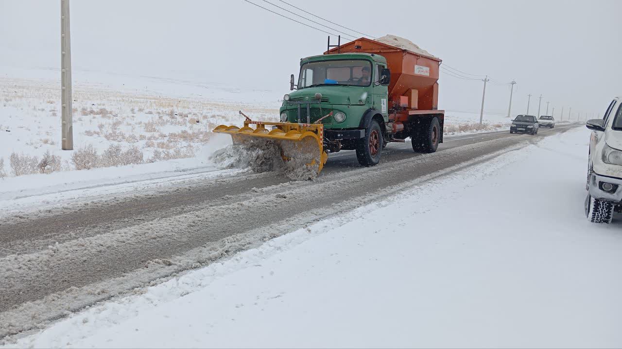 اجرای عملیات برفروبی و بازگشایی جاده های اصلی و فرعی شهرستان توسط راهداران زحمت کش اداره راهداری و حمل و نقل جاده ای چایپاره