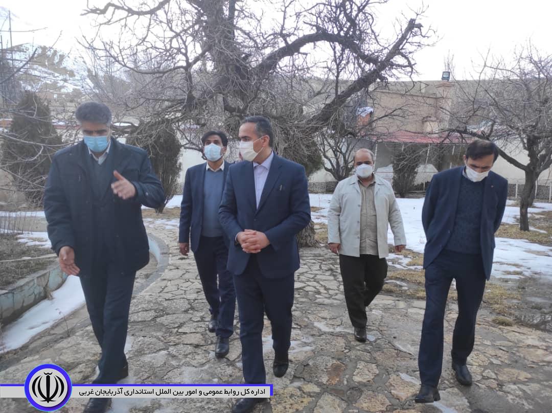 شکورزاده فرماندار شهرستان چایپاره در حاشیه بازید از نمایشگاه هنر و هنرمندان منطقه آزاد تجاری صنعتی ماکو ، ازساماندهی باغ و کاخ سردار ماکو بازدید نمودند
