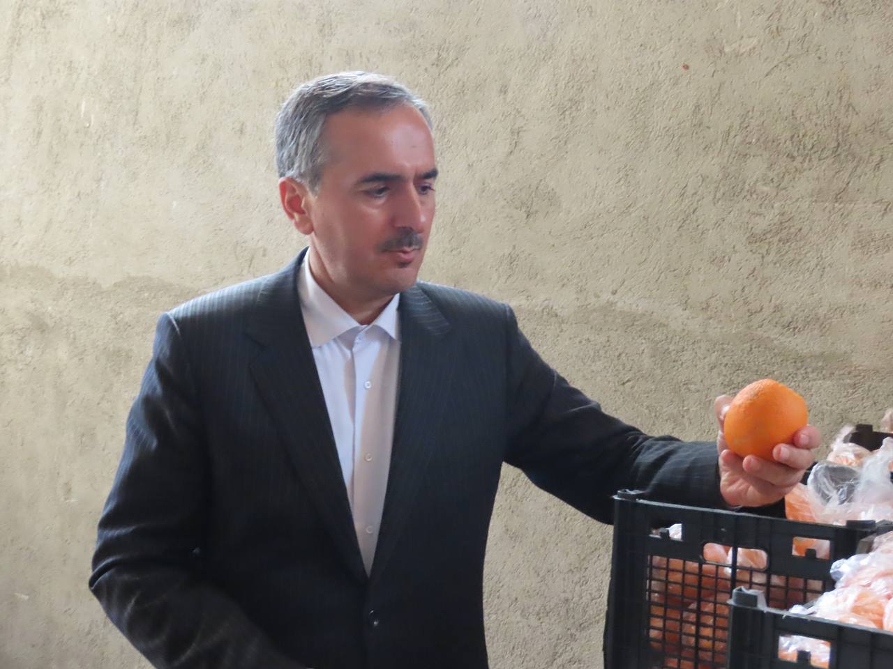 بازدید میدانی فرماندار چایپاره از انبار توزیع میوه شب عید