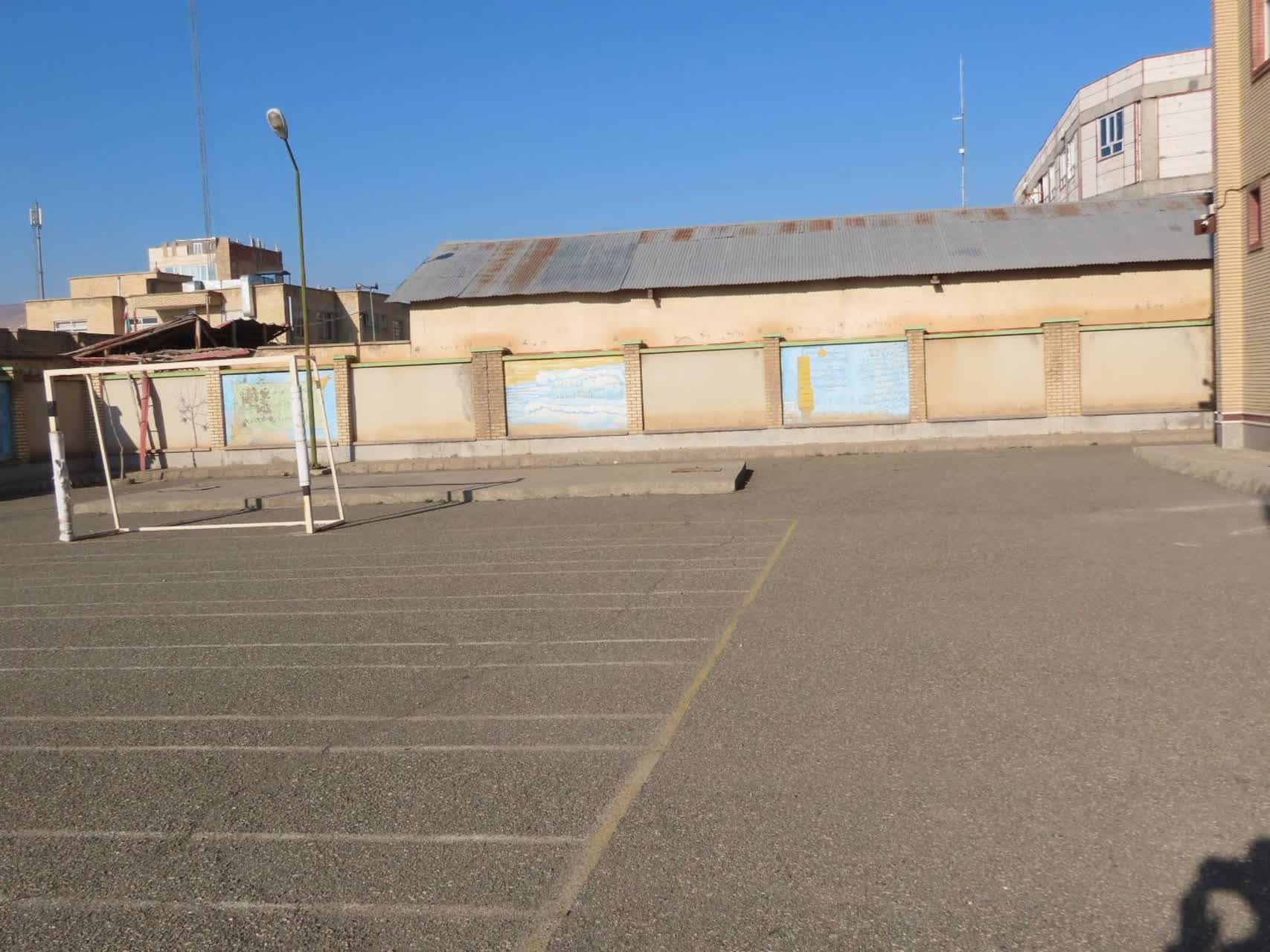 بازدید فرماندار چایپاره از دبیرستان دخترانه معرفت