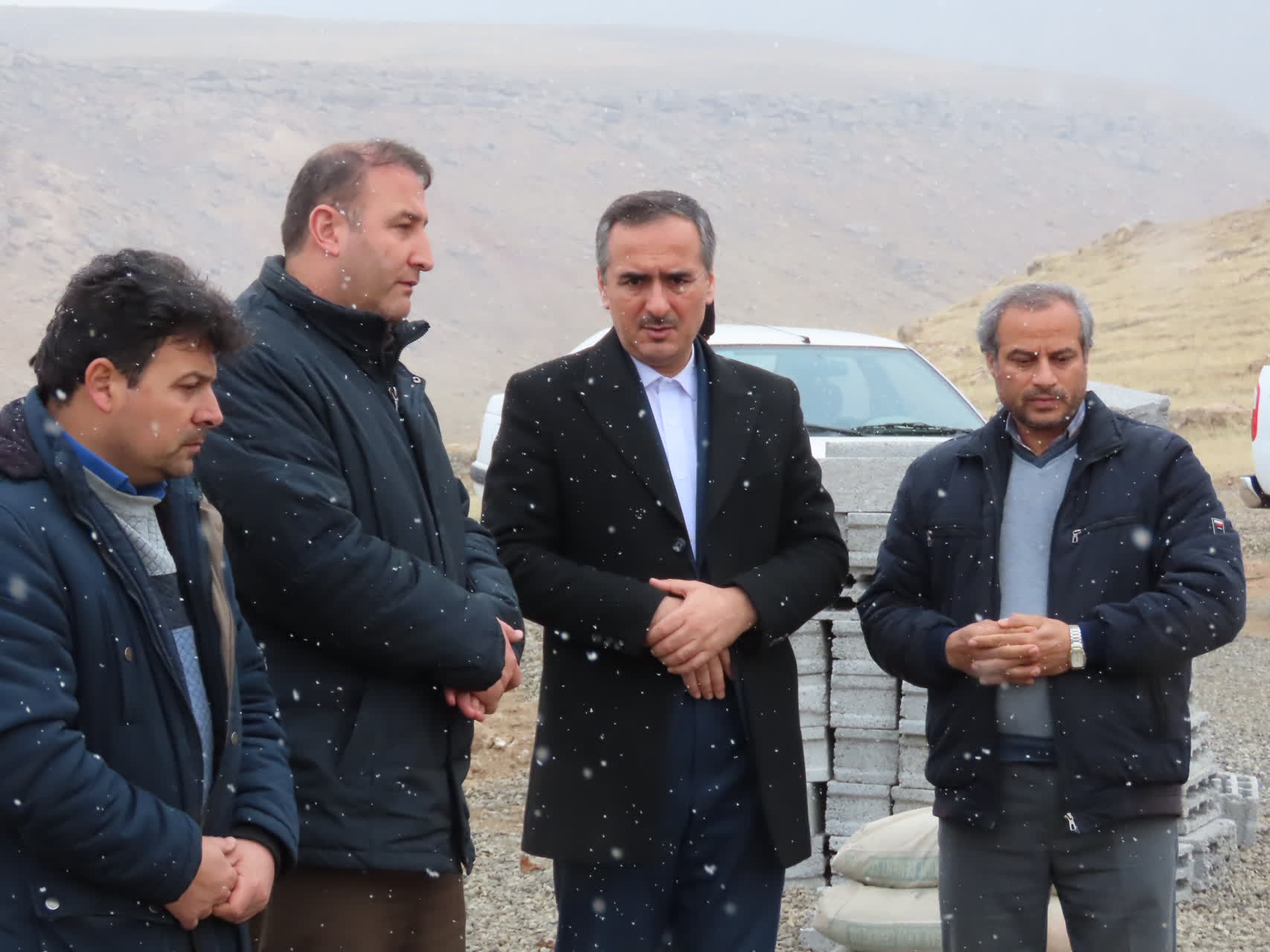 بازدید میدانی فرماندار شهرستان چایپاره از روند بهسازی و آماده سازی مزار شهید گمنام
