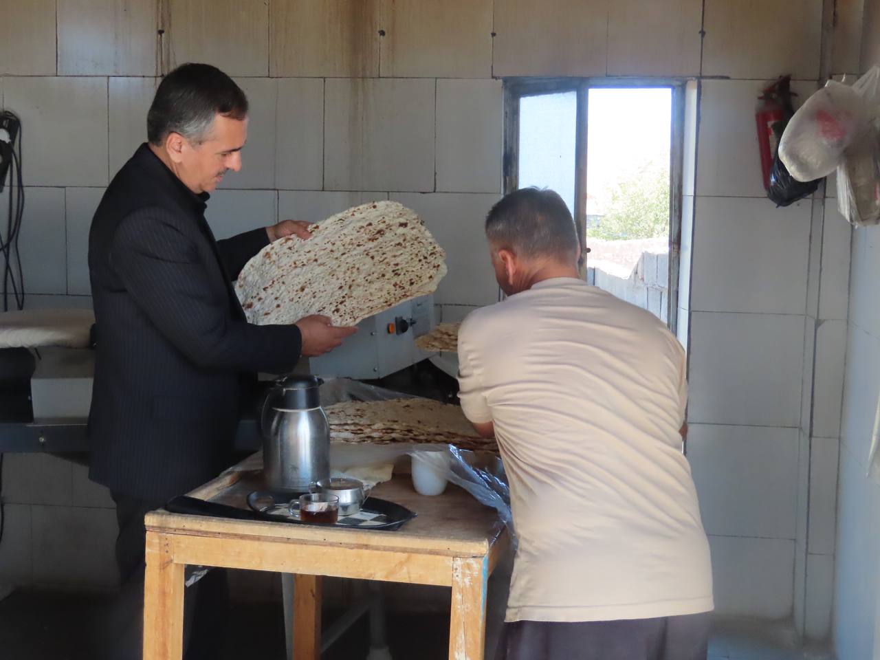 بازدید سرزده فرماندار از نانوایی روستای تاج خاتون