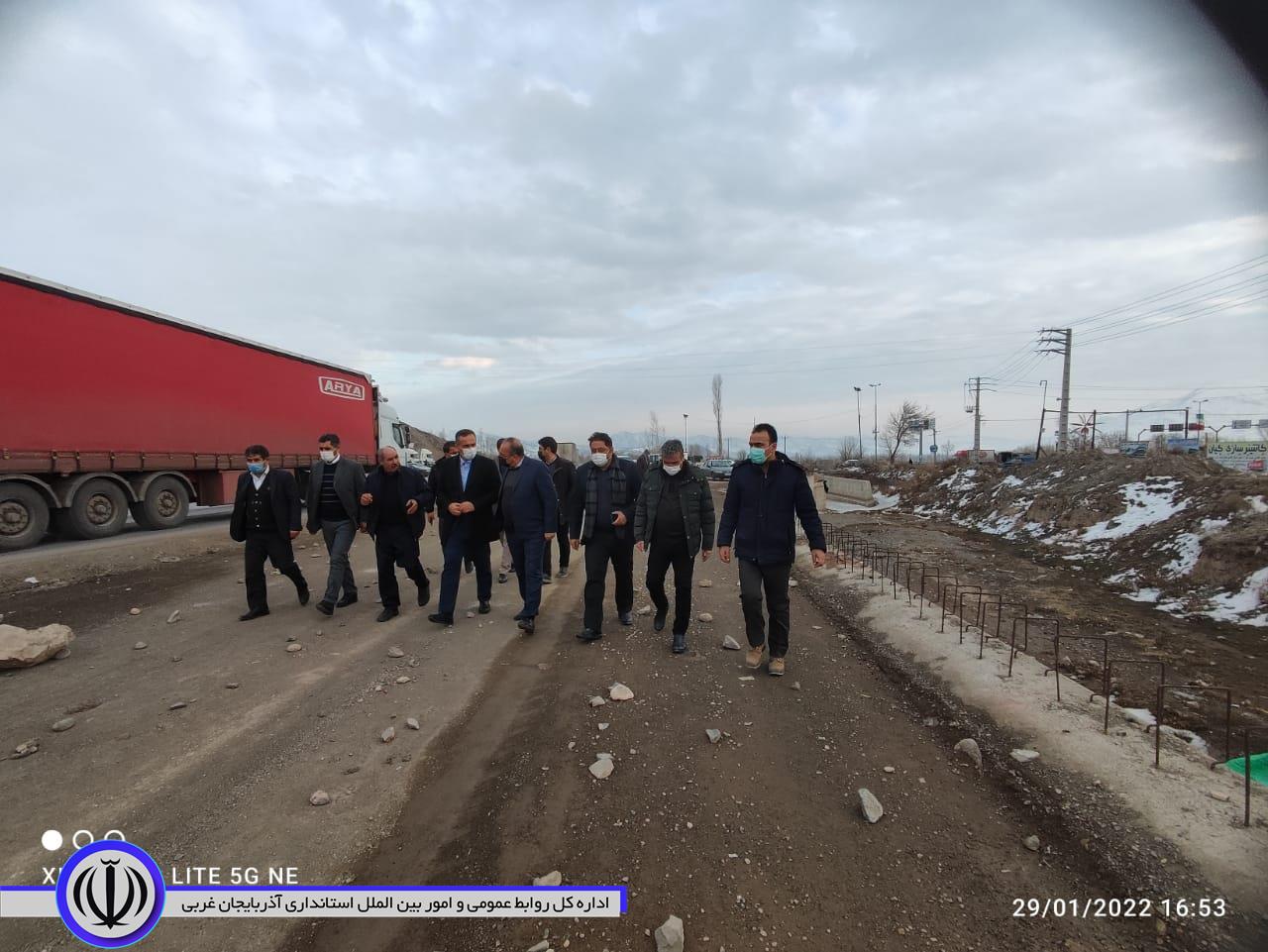 بازدید میدانی شکورزاده فرماندار شهرستان به همراه مدیر کل راهداری و حمل و نقل جاده ای استان آذربایجان غربی معاونین مدیر کل از سه راهه قره ضیا الدین
