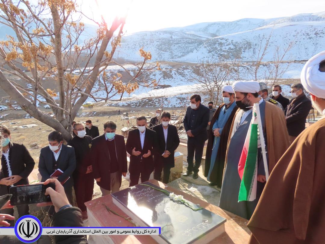 آیین غبار روبی مزار مطهر شهداء به مناسبت گرامیداشت دهه فجر و چهل و سومین سالروز پیروزی انقلاب شکوهمند اسلامی برگزار شد.