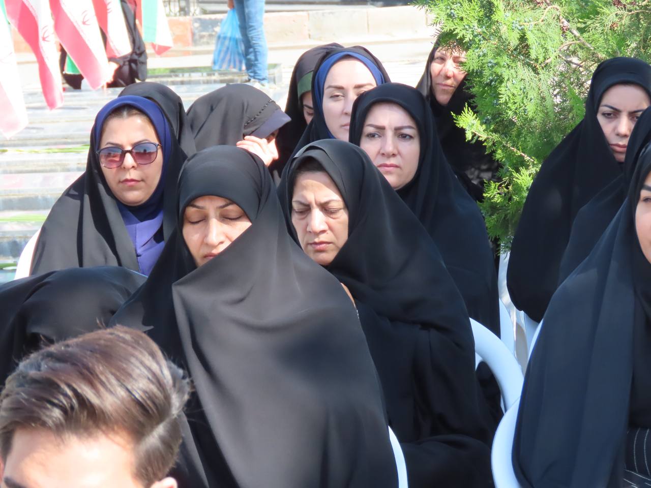 غبار روبی و عطرافشانی گلزار شهدای شهرستان چایپاره