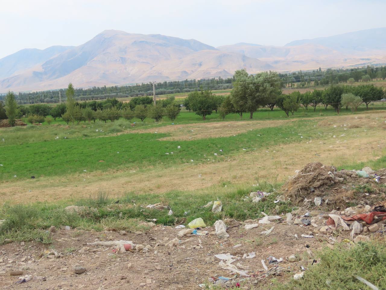 بازدید میدانی فرماندار از محل زمین احداث خانه بهداشت و چمن مصنوعی روستای بابل آباد
