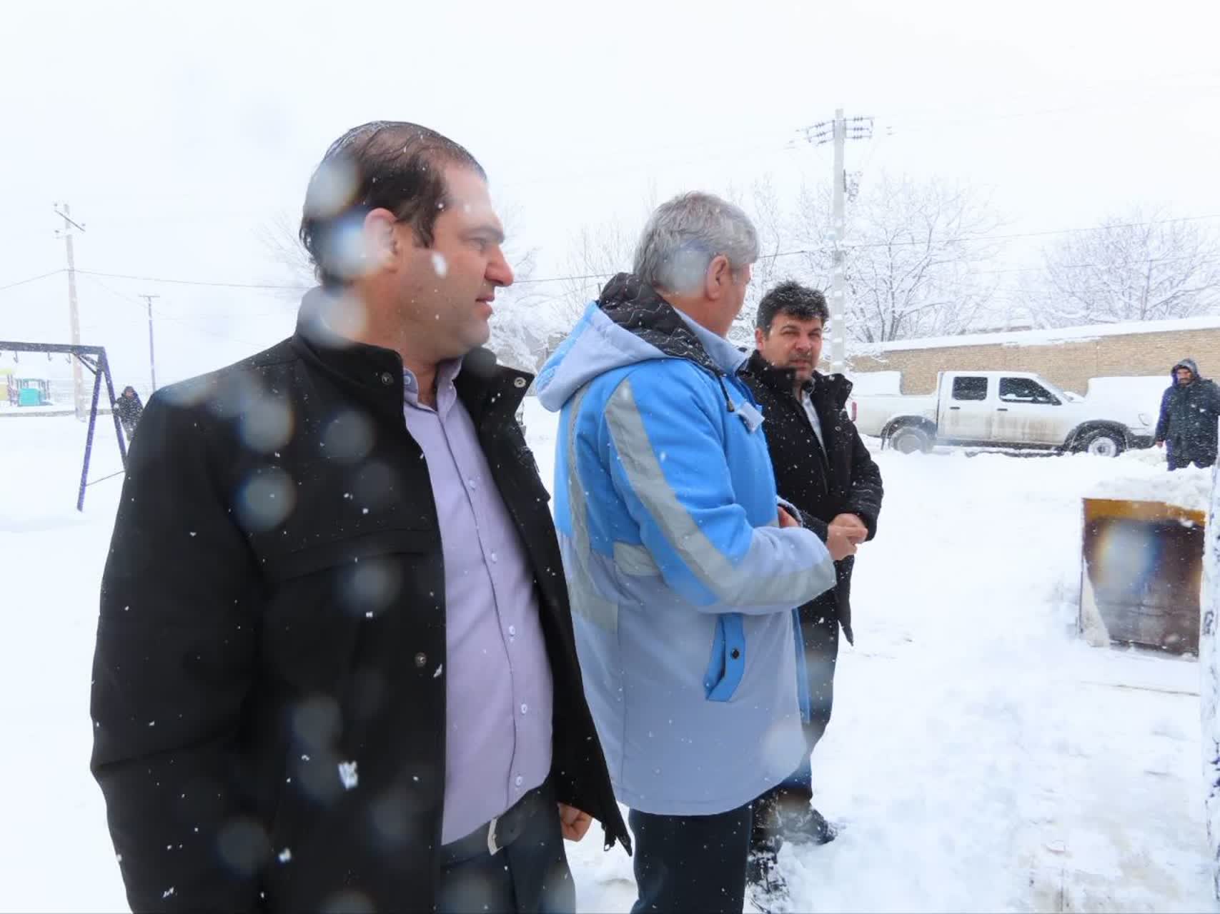 بازدید فرماندار چایپاره از عملیات بازگشایی و برف روبی جاده های اصلی و فرعی شهرستان