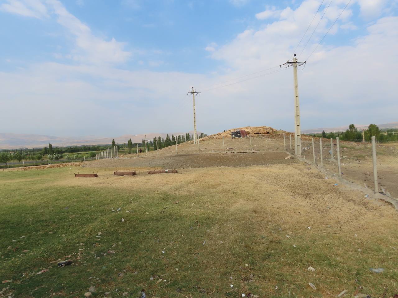 بازدید میدانی فرماندار از محل زمین احداث خانه بهداشت و چمن مصنوعی روستای بابل آباد