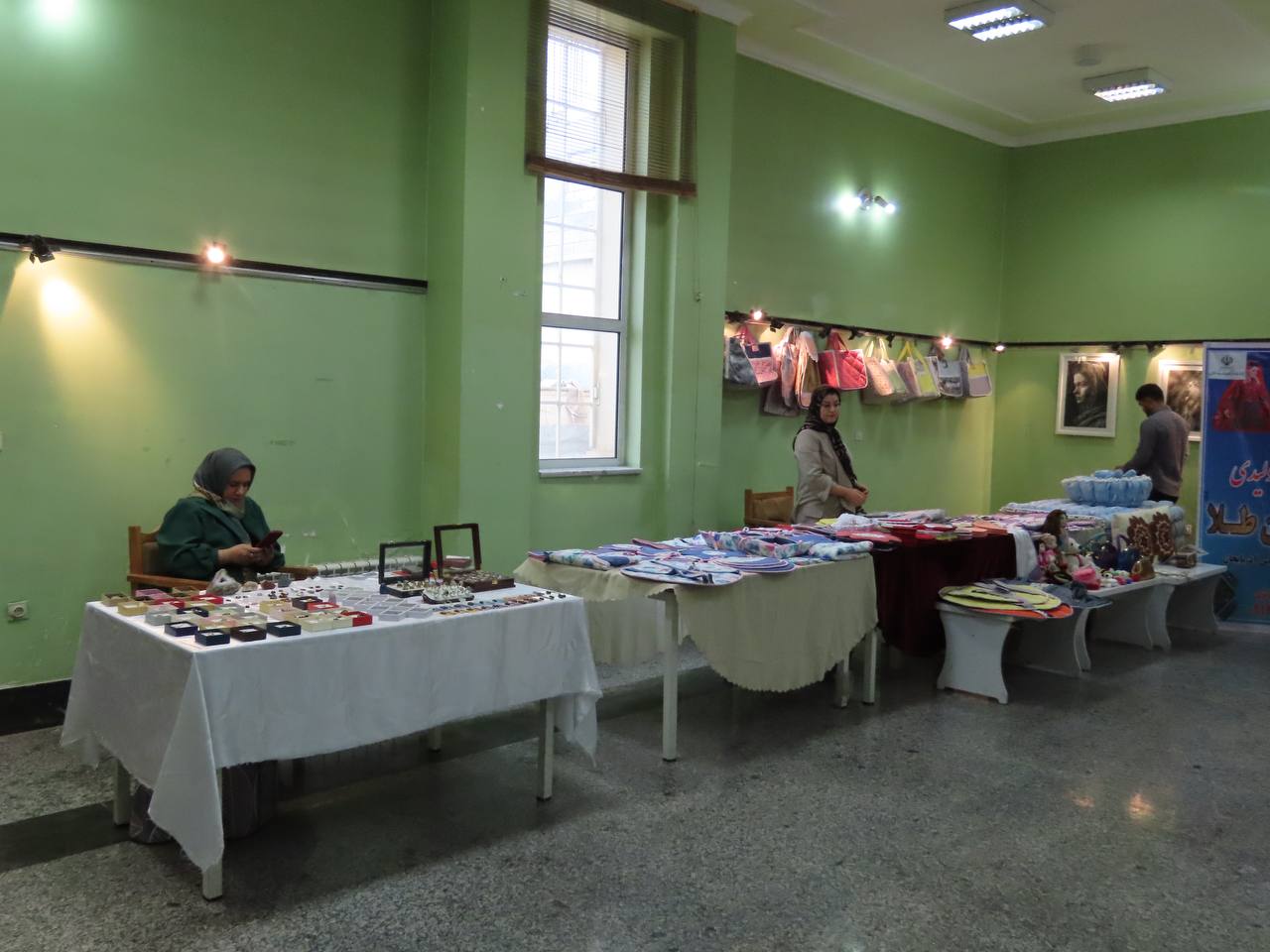 افتتاح نمایشگاه انواع صنایع دستی و غذایی مشاغل خانگی شهری و روستایی