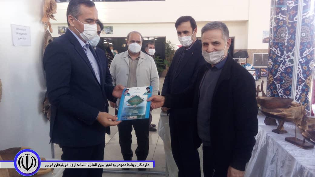 در دومین روز از دهه مبارک فجر : افتتاح نمایشگاه هنر و هنرمندان با حضور شکورزاده فرماندار شهرستان چایپاره در منطقه آزاد تجاری صنعتی ماکو