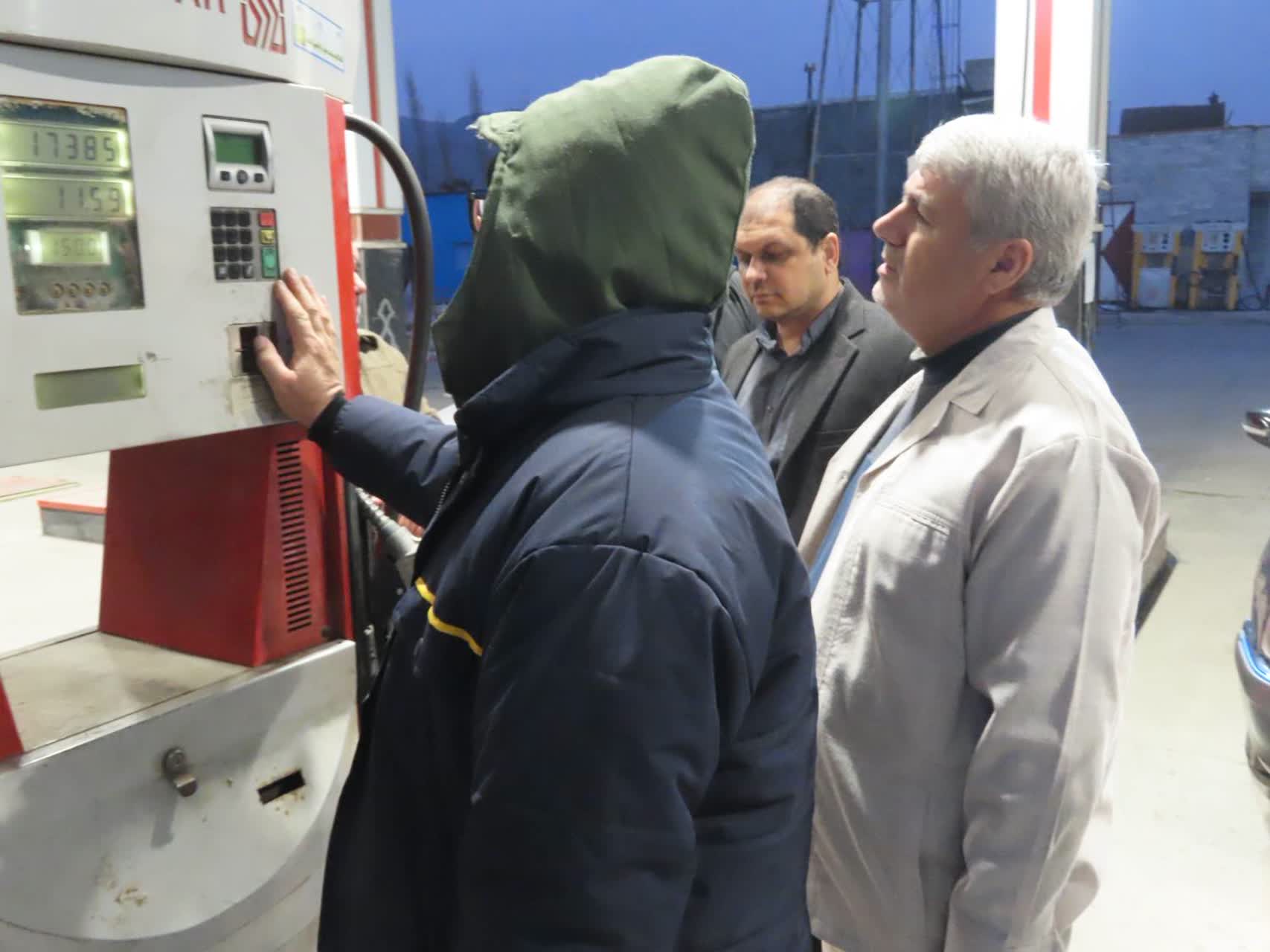 فرماندار شهرستان چایپاره از جایگاه‌های عرضه سوخت در سطح شهر بازدید کرد