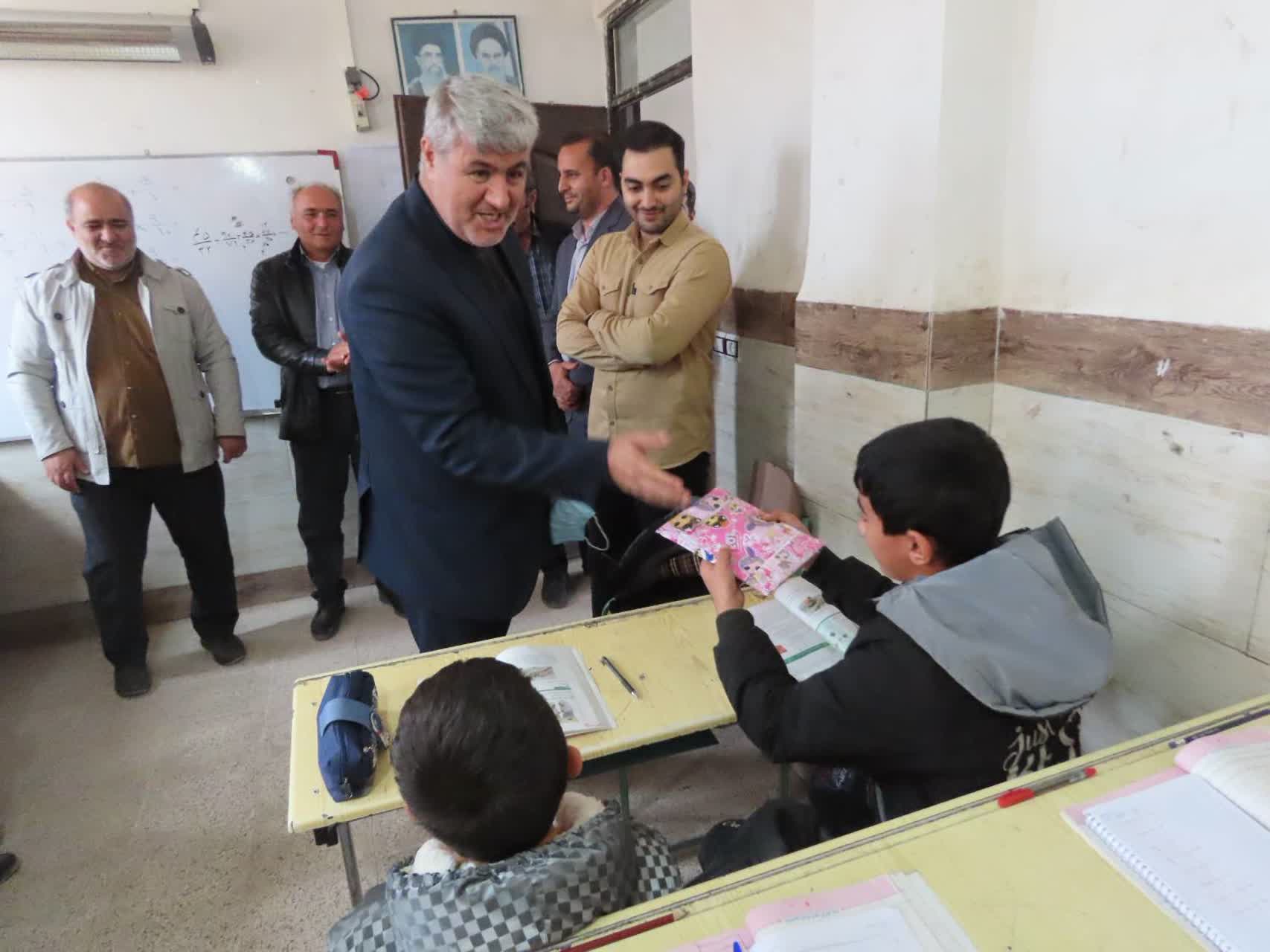 بازدید فرماندار شهرستان چایپاره از دبستان امین روستای طاهر آباد