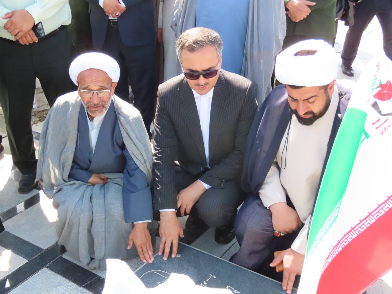 غبار روبی و عطرافشانی گلزار شهدای شهرستان چایپاره