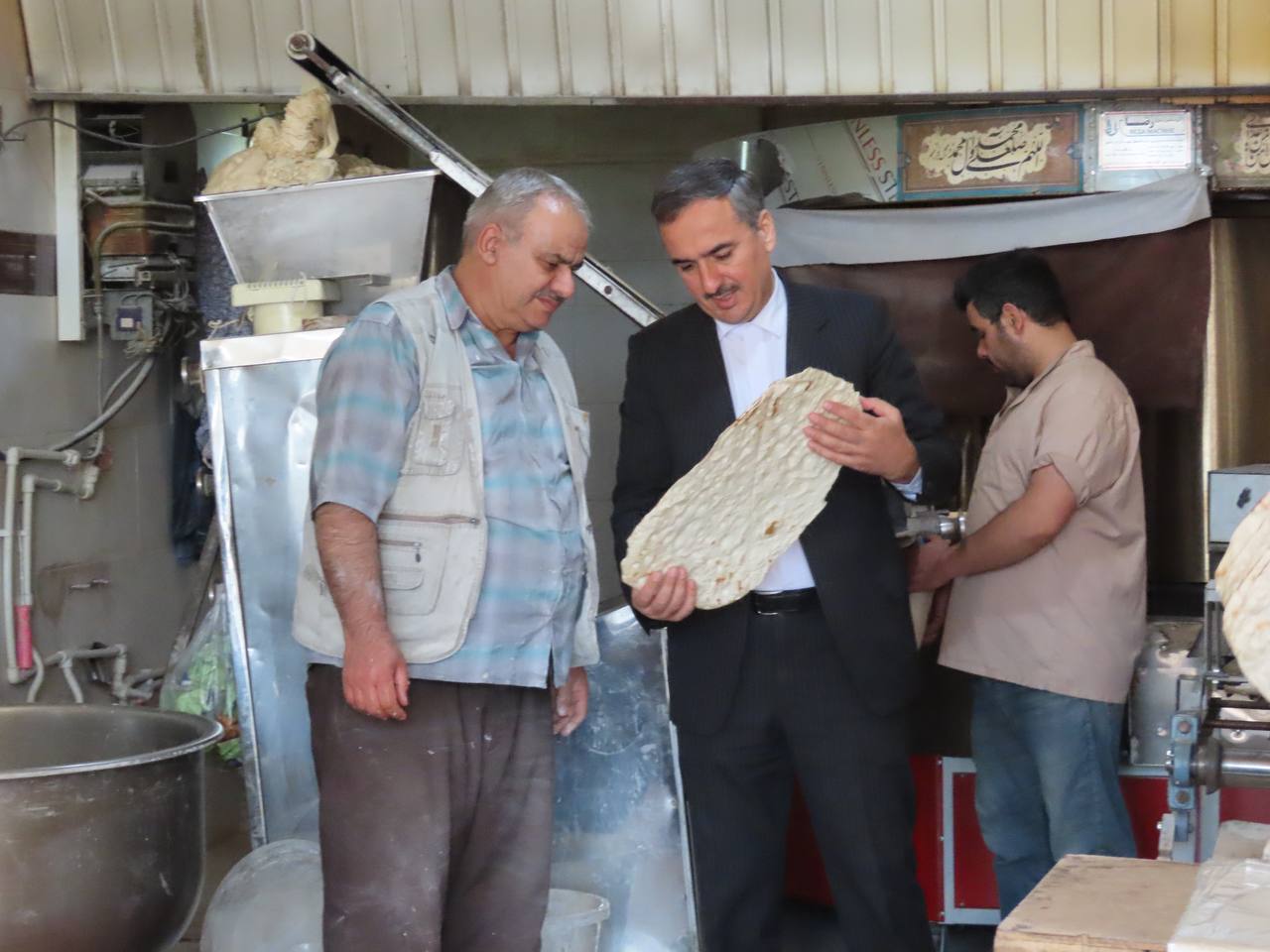بازدید سرزده فرماندار از نانوایی شهرستان چایپاره