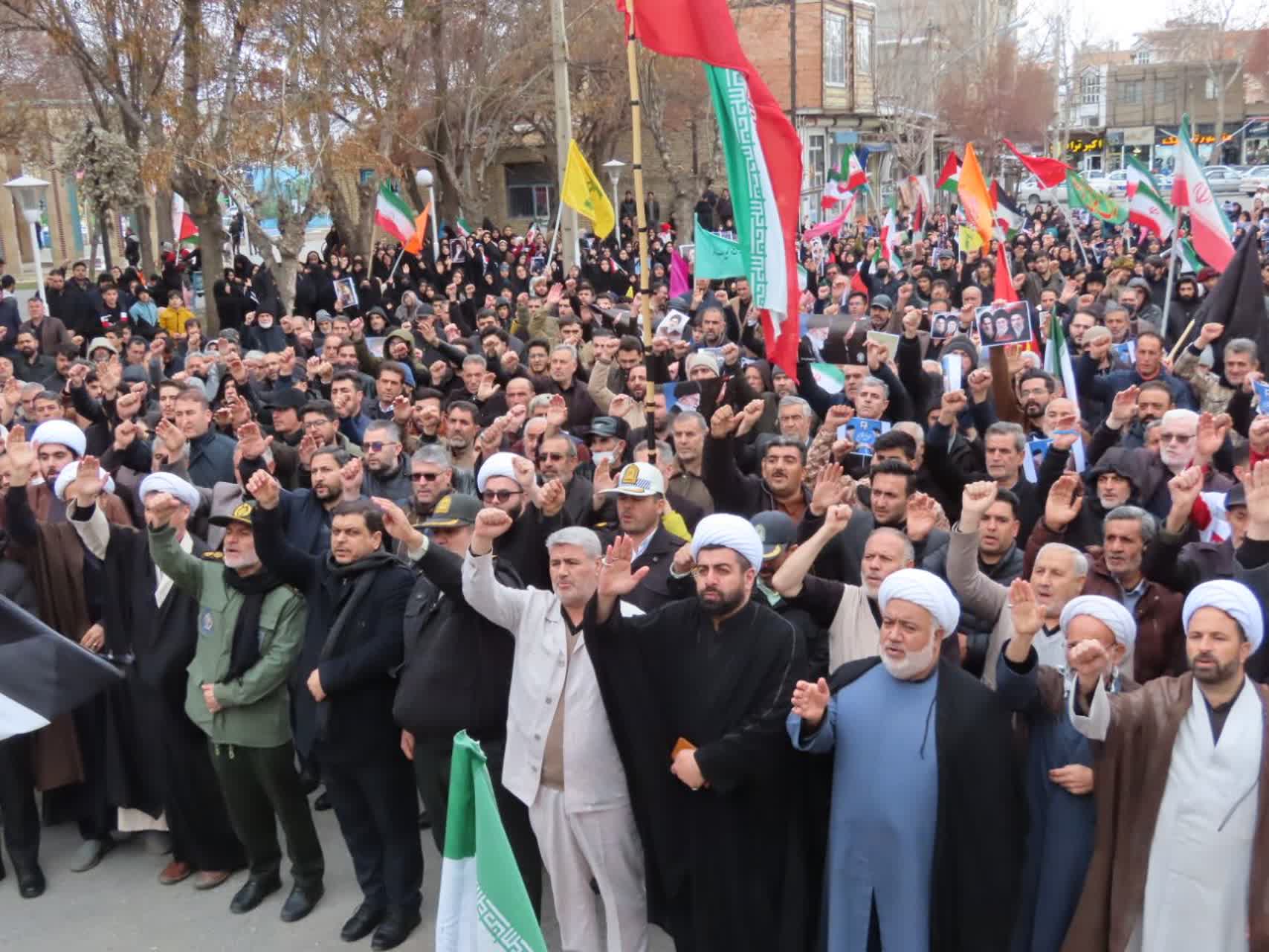 طنین انداز شدن شعار "لبیک یا خامنه‌ای" در چایپاره