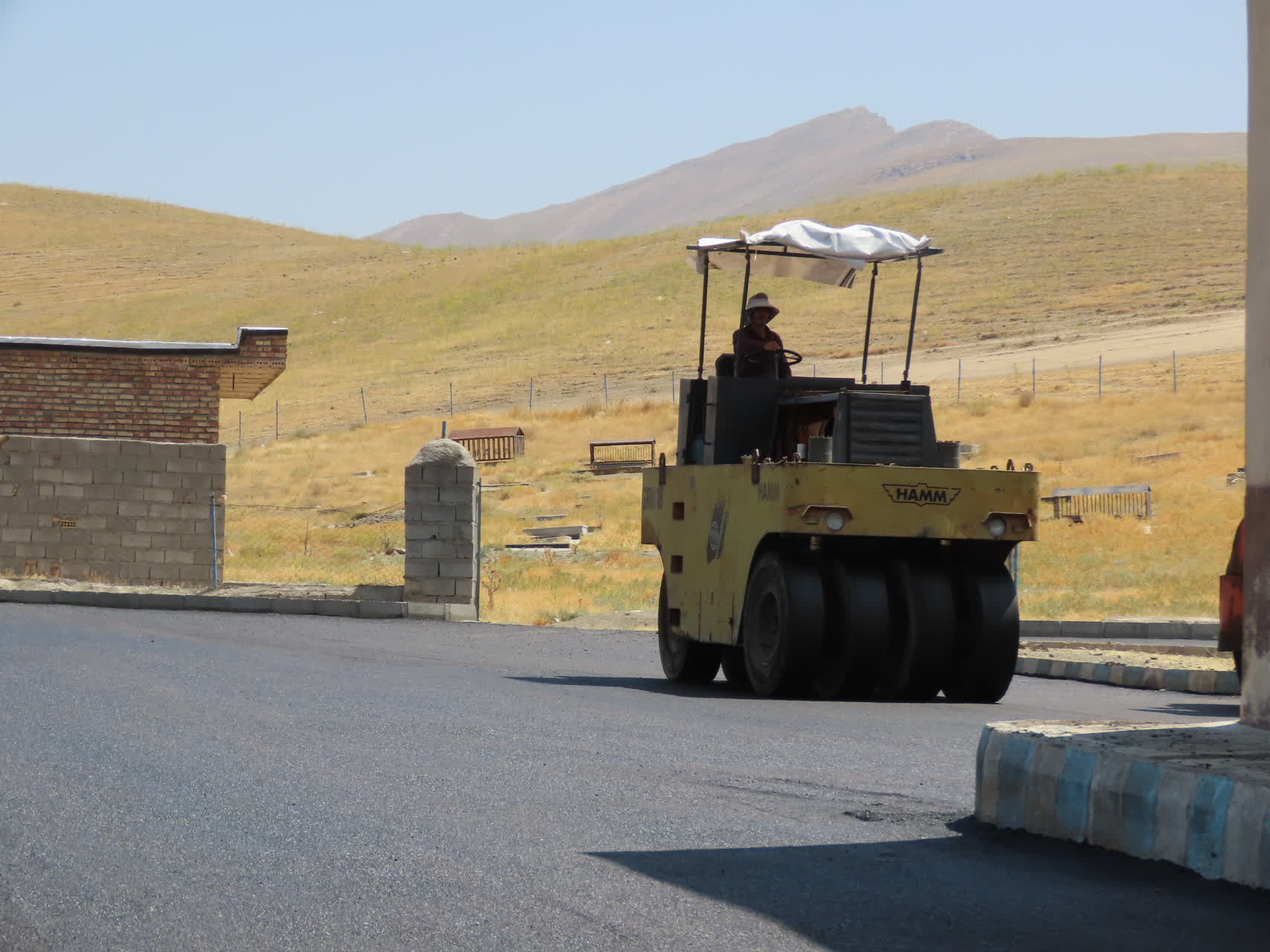 طرح عمرانی بهسازی و آسفالت معابر روستای قره کهریز آماده افتتاح شد