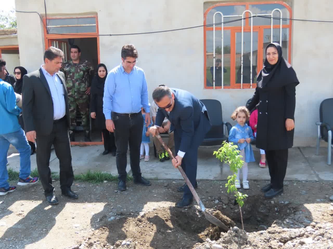 مراسم درختکاری به مناسبت جوانی جمعیت با تقویت شعار هویت مادری در شهرستان چایپاره