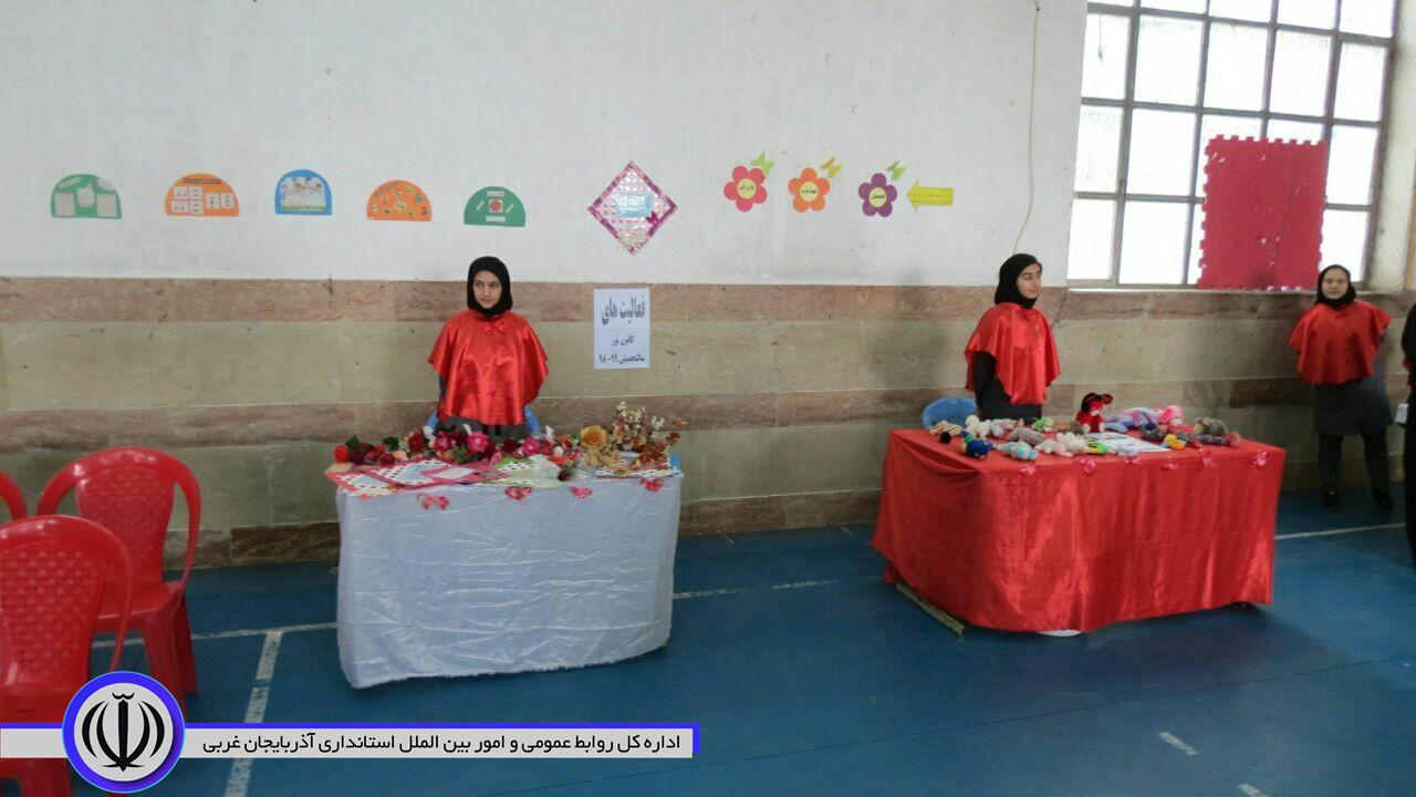 افتتاح نمایشگاه آثار هنری ودستی دانش آموزی به مناسبت دهه مبارک فجر درشهرستان چایپاره برگزارشد.