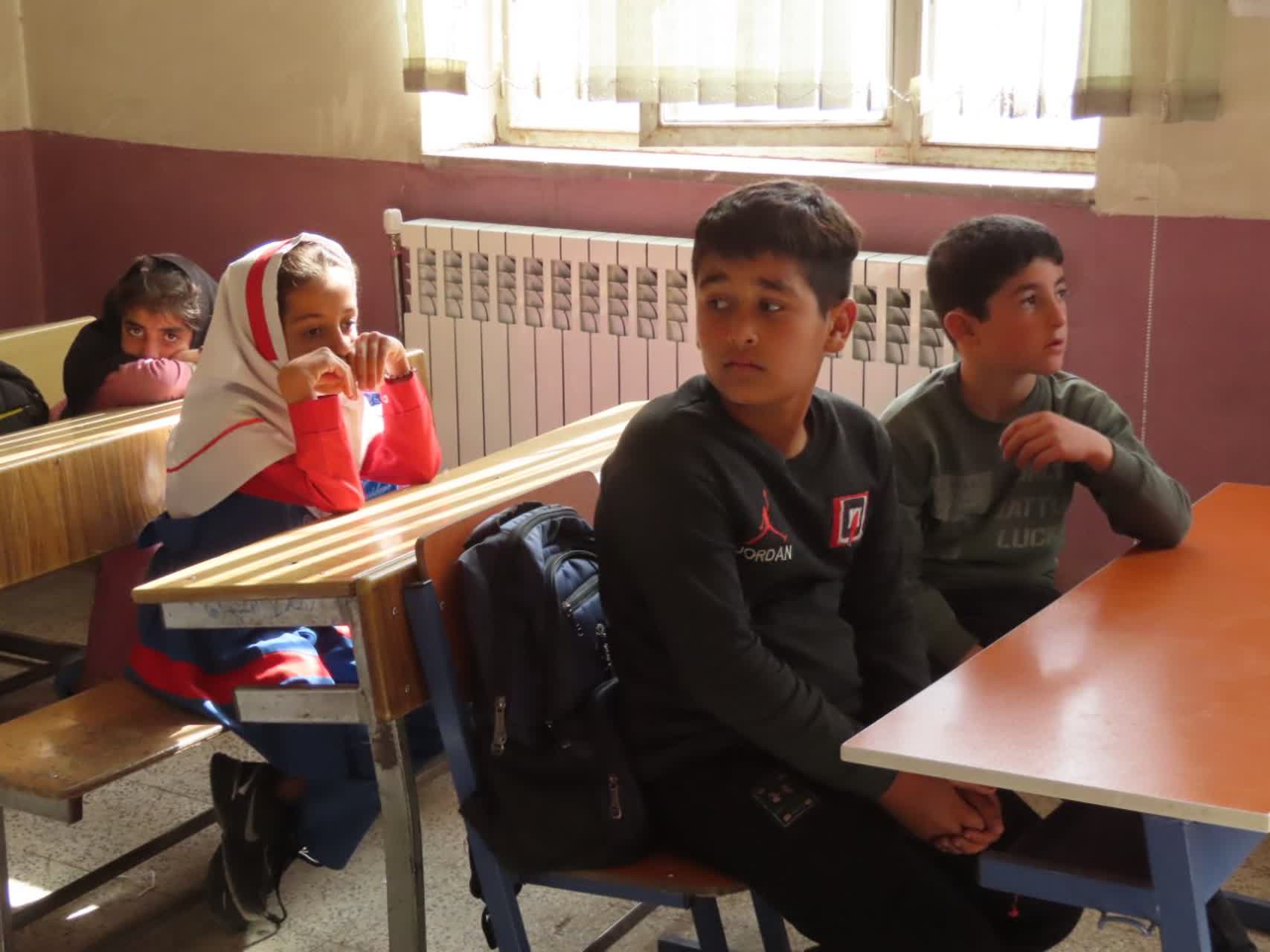 بازدید فرماندار شهرستان چایپاره از دبستان 12 بهمن روستای بالا کهریز