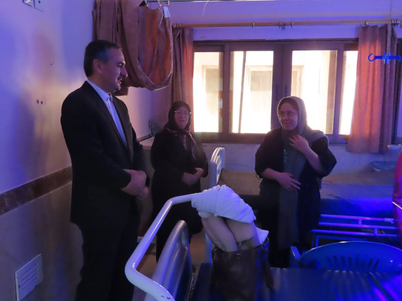 بازدید فرماندار شهرستان به صورت سرزده از نحوه ارائه خدمات به بیماران در بیمارستان امام خمینی(ره)