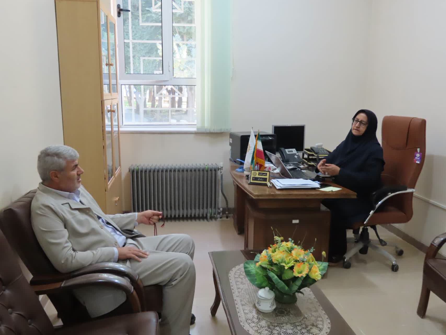 بازدید سرزده رضا اقلیمیان فرماندار چایپاره از کتابخانه عمومی شهید مفتح شهرستان