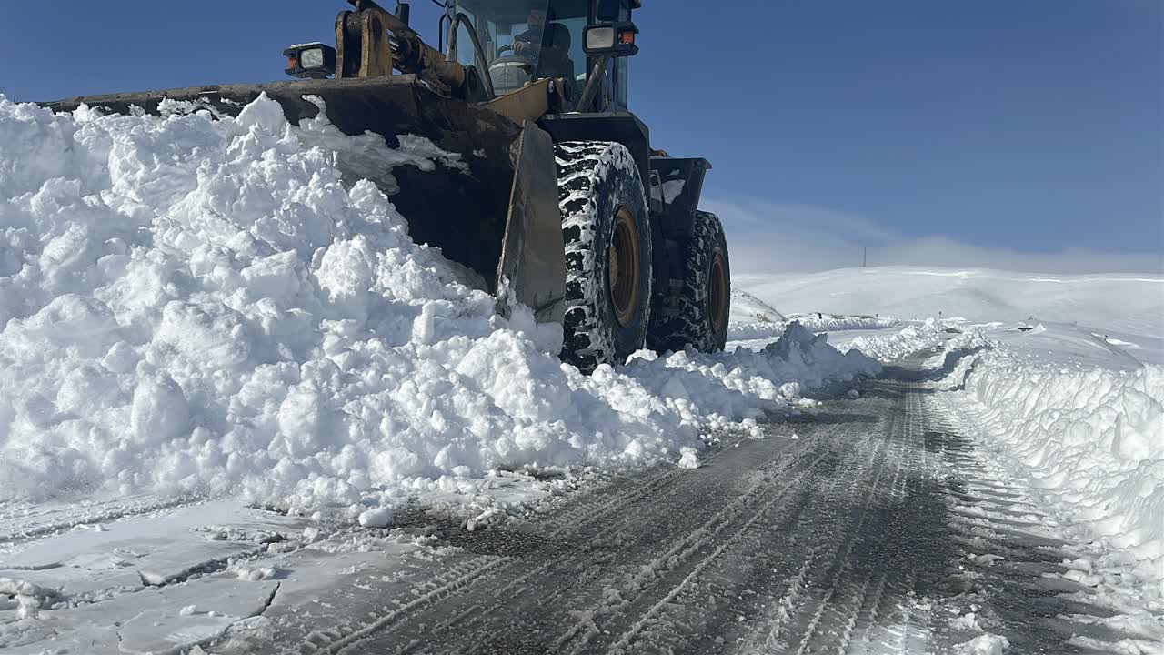 اجرای عملیات برفروبی و بازگشایی جاده های اصلی و فرعی شهرستان توسط راهداران زحمت کش اداره راهداری و حمل و نقل جاده ای چایپاره