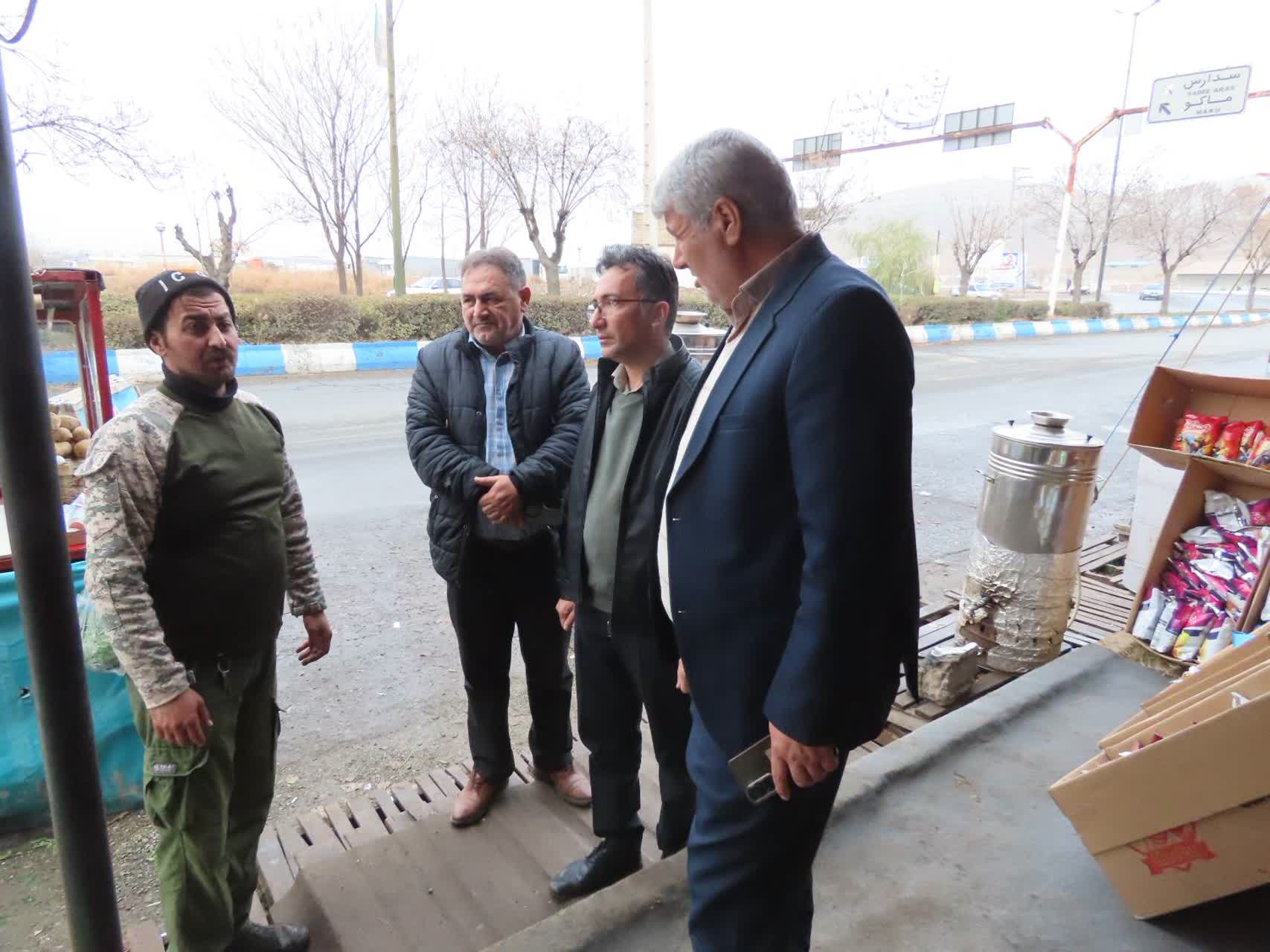 بازدید رضا اقلیمیان فرماندار چایپاره از کیوسک‌ها و دکه‌های واقع در ورودی شهر قره ضیاءالدین