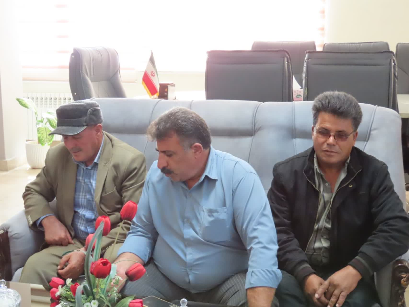 با پیگیری های مجدانه رضا اقلیمیان فرماندار چایپاره و نماینده مردم شهرستان در مجلس شورای اسلامی و حضور مدیر کل دامپزشکی استان در شهرستان، مشکل اساسی دامداران و چوبداران در اخذ گواهی حمل دامپزشکی و انتق