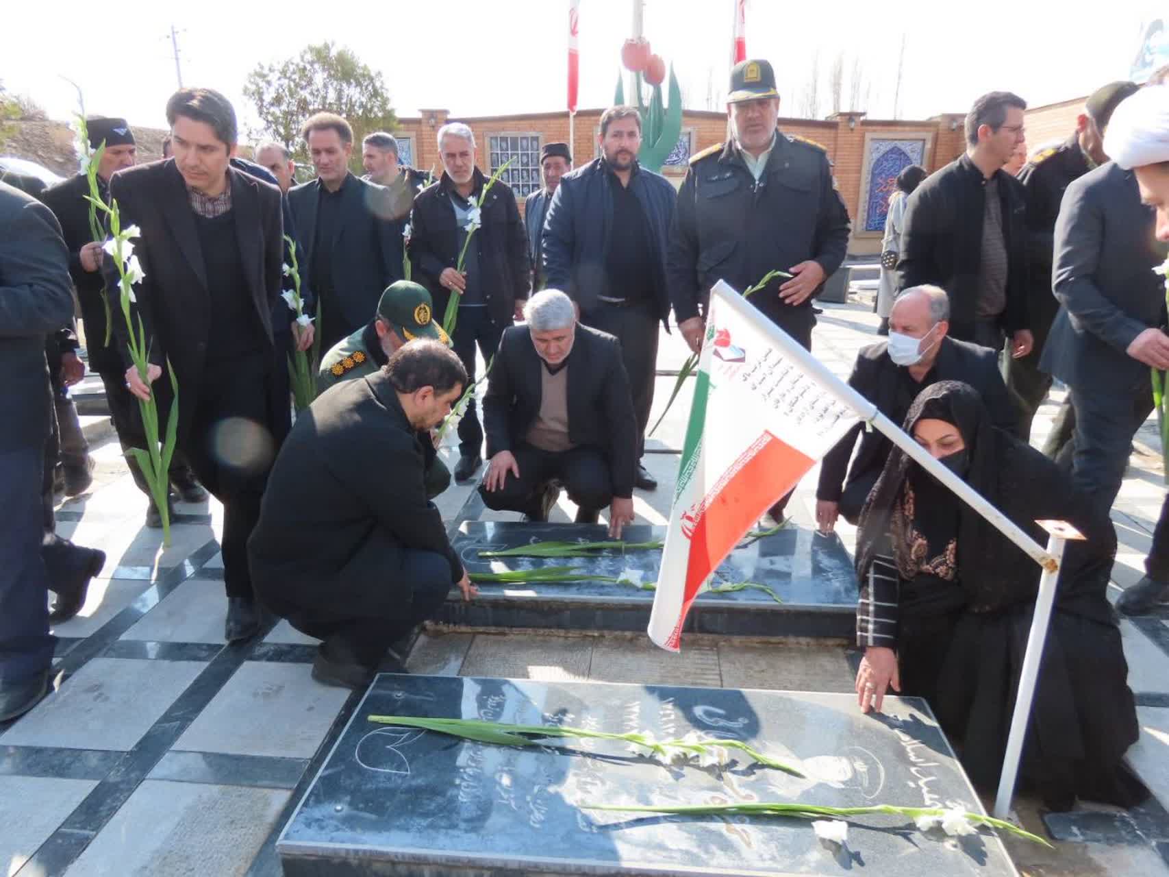 آیین غبار روبی و عطرفشانی مزار مطهر شهداء چایپاره برگزار شد