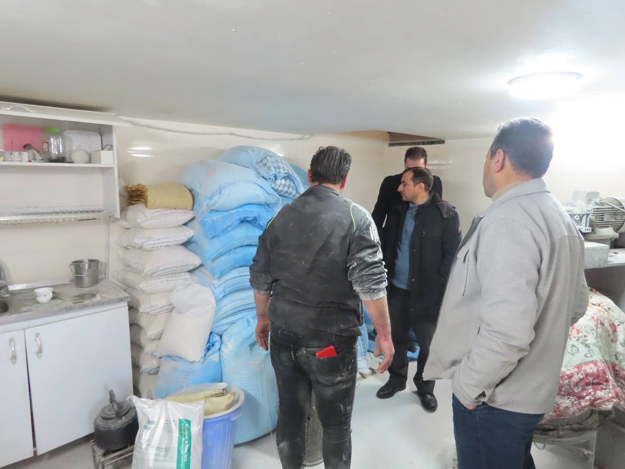 بازدید سرزده اعضای کارگروه آرد و نان از واحد نانوایی