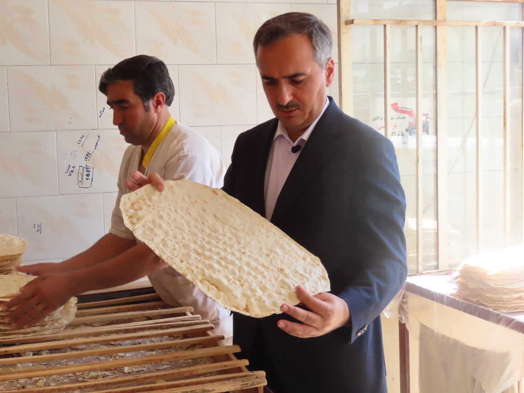 بازدید سرزده فرماندار از نانوایی روستای حسین بگلو