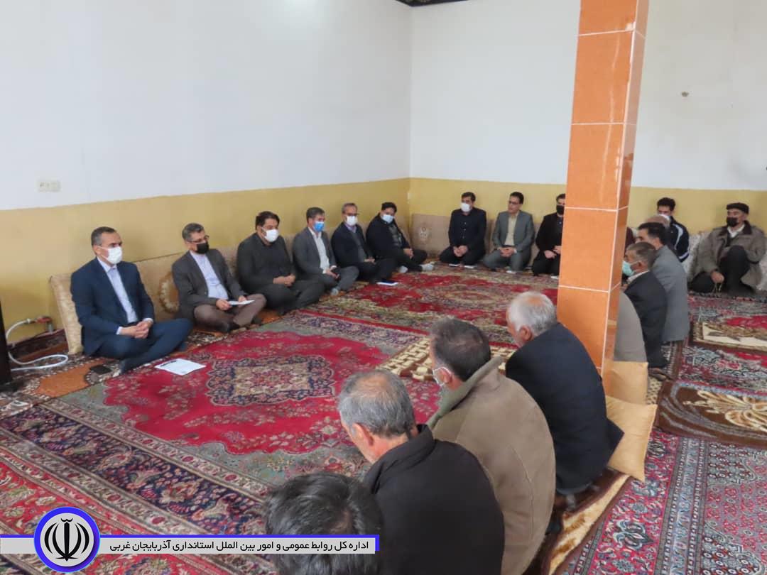 بازدید فرماندار شهرستان به همراه جمعی از مسولان از روستای قوچاش